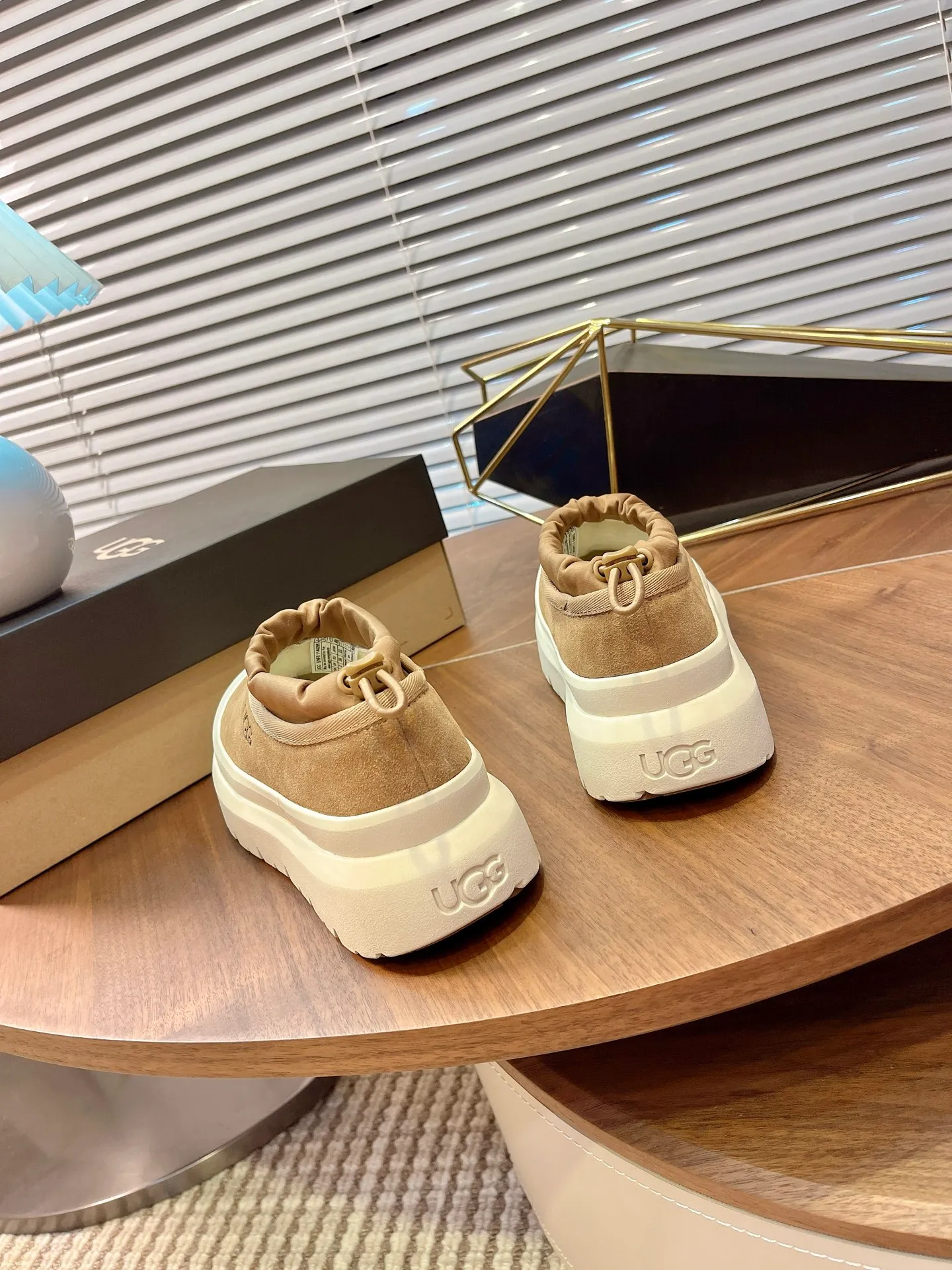 [UGG] P:500💰 Couple shoes Size: 35-44 [Wang Yibo's same style] UGG2025 new winter style Tasman fashion shoes for men and women 1144096 Ugg new fur shoes for autumn and winter, snow boots, same style for men and women ~ Handsome slip-on, lazy shoes, super easy to put on and take off ~ Suede cowhide fabric ~The soles are molded from original soles, not cheap rubber foam, but made of modern material. The characteristics of this material are that it is light, wear-resistant and non-slip. The outsole has a clear logo imprint, which is comparable to that of a store~
